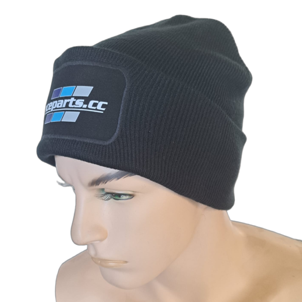 Schwarze gerippte Wintermütze von Raceparts.cc mit aufgenähtem Raceparts.cc-Logo, präsentiert auf einer Schaufensterpuppe.